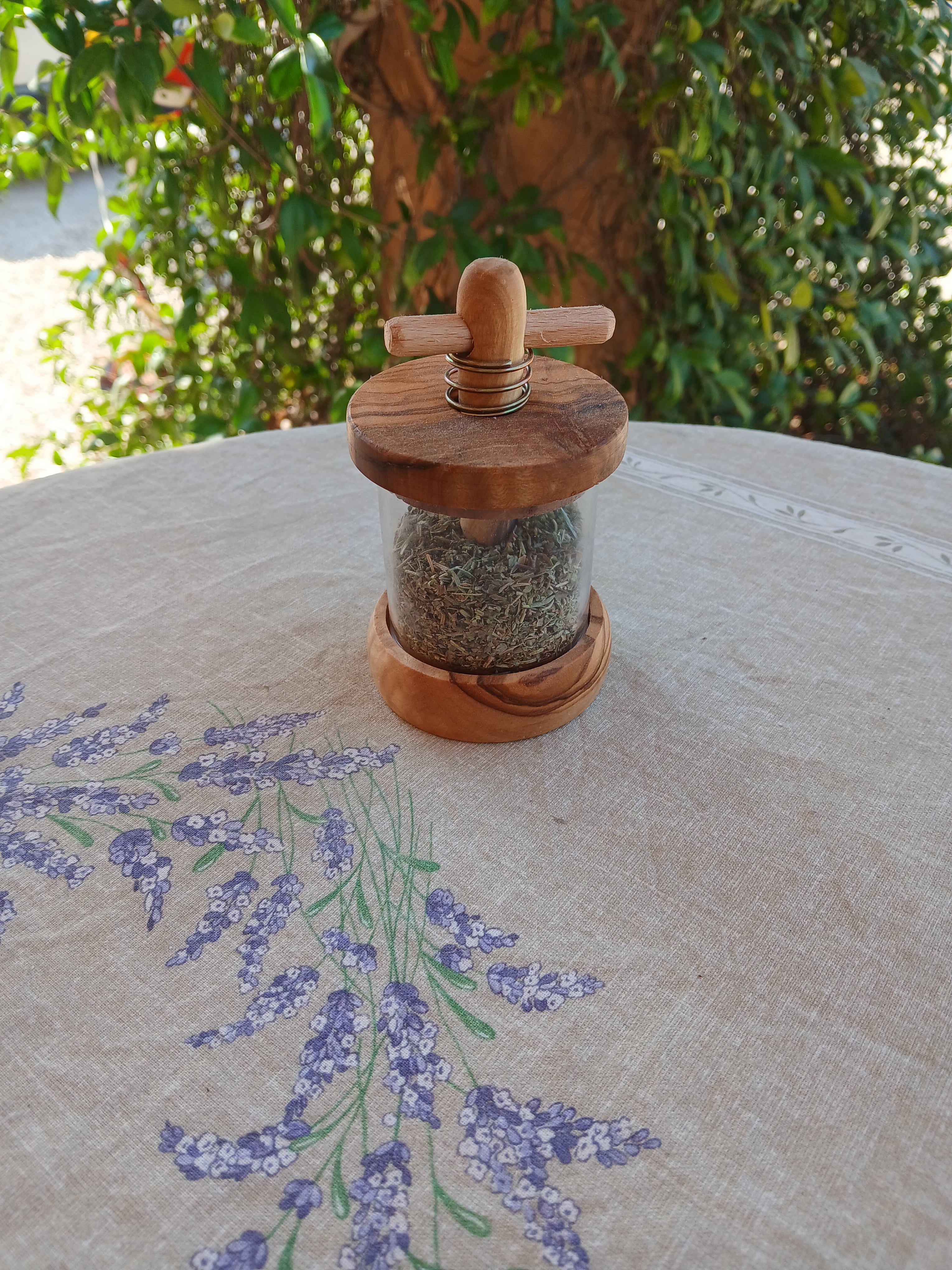 Moulin à herbes en olivier