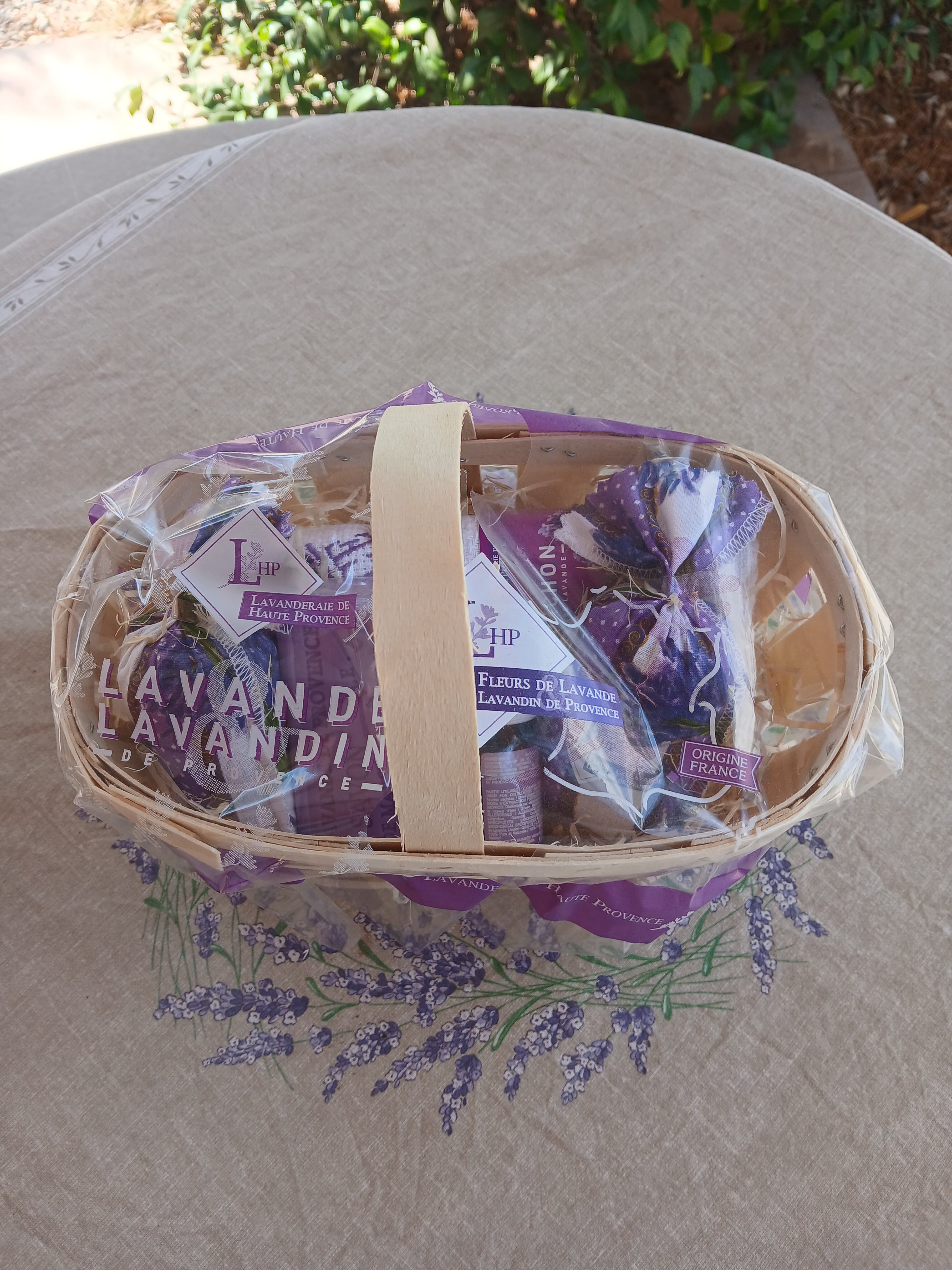 Panier torchon, savon, huile essentielle et sachets Lavande Lavandin