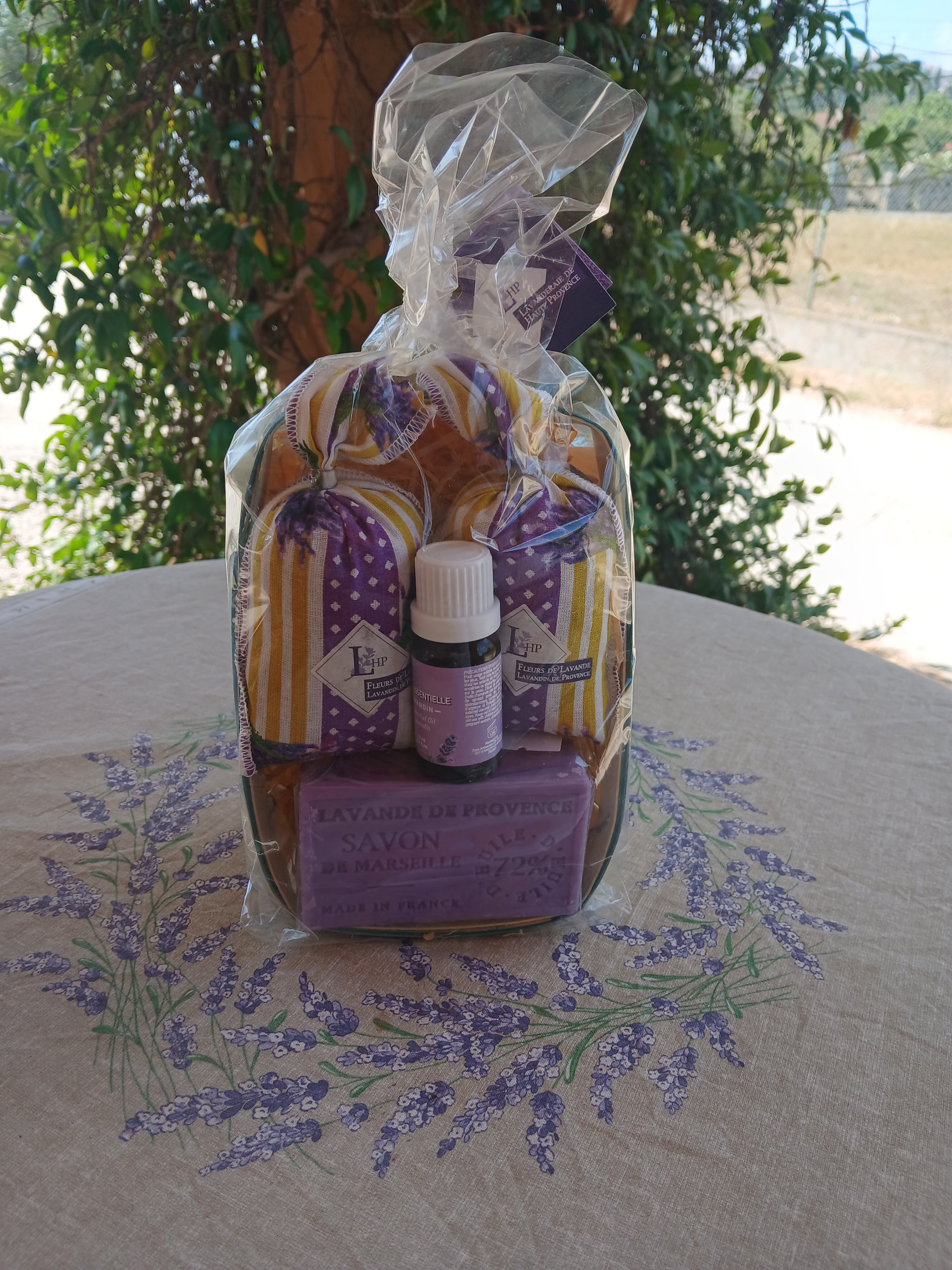 Panier savon, huile essentielle et sachet Lavande et Lavandin